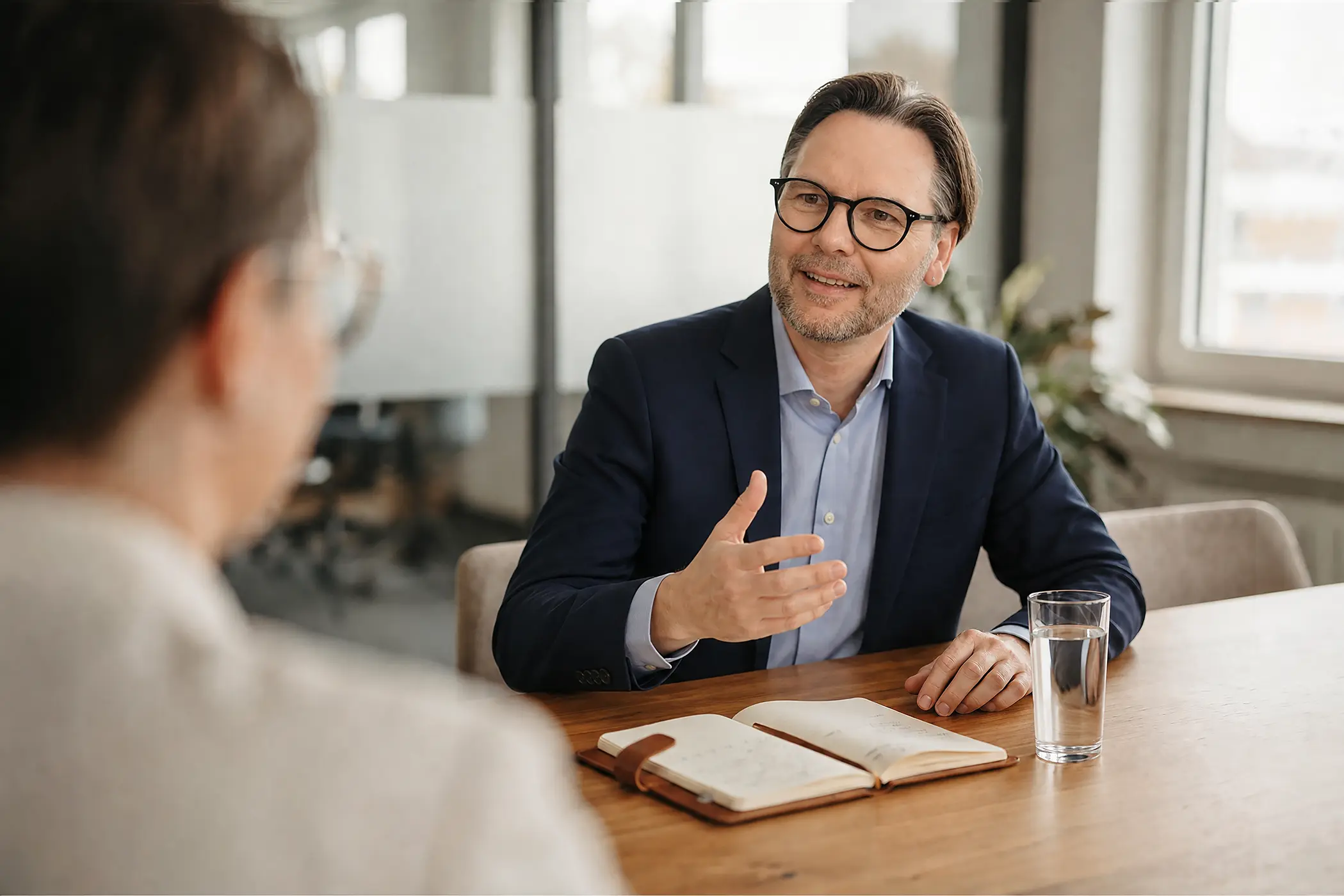 Peter Stepanek im Beratungsgespräch an einem Besprechungstisch